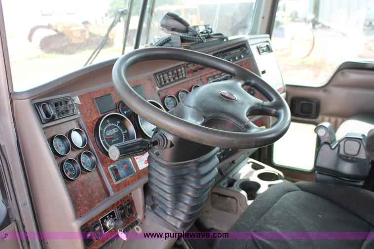 image for item H5636 2004 Kenworth T800 semi truck