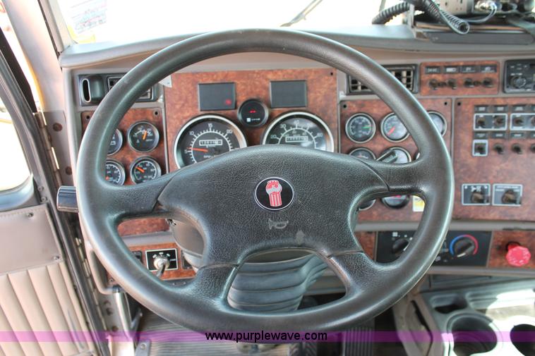 image for item H5636 2004 Kenworth T800 semi truck