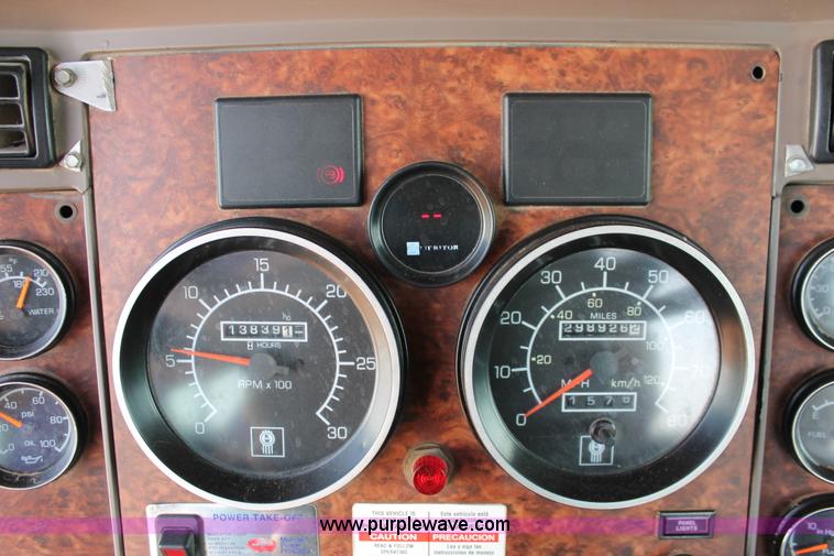 image for item H5636 2004 Kenworth T800 semi truck