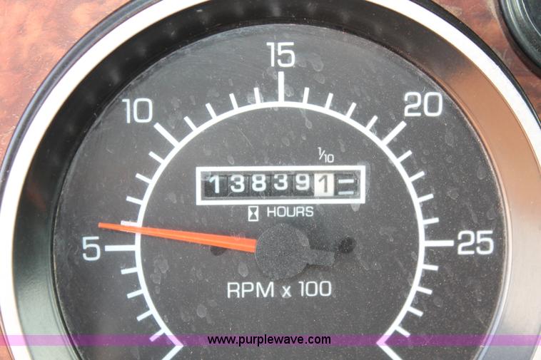 image for item H5636 2004 Kenworth T800 semi truck