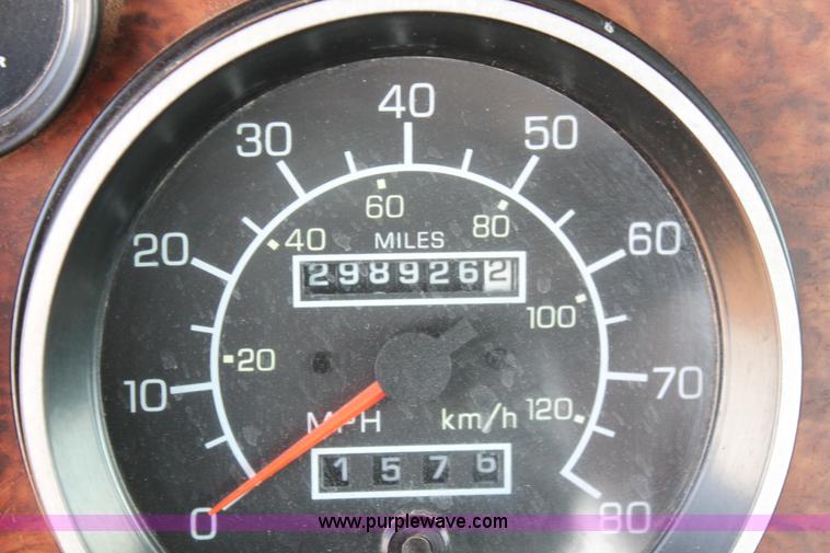 image for item H5636 2004 Kenworth T800 semi truck