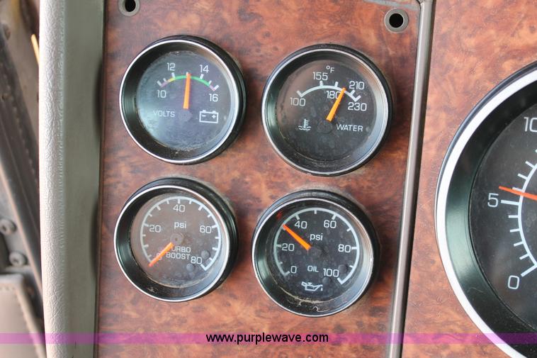 image for item H5636 2004 Kenworth T800 semi truck