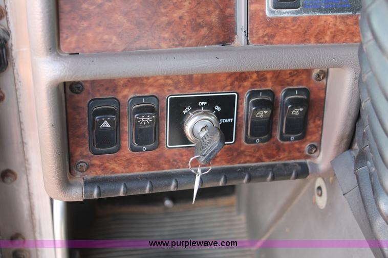 image for item H5636 2004 Kenworth T800 semi truck