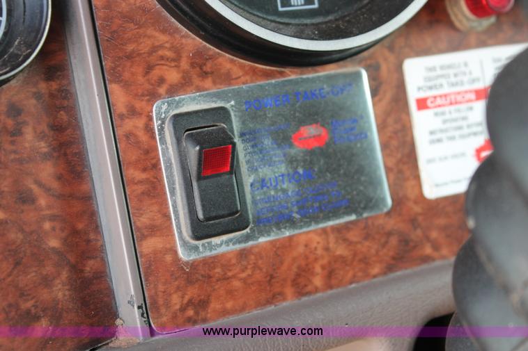 image for item H5636 2004 Kenworth T800 semi truck