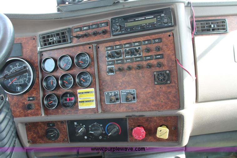 image for item H5636 2004 Kenworth T800 semi truck