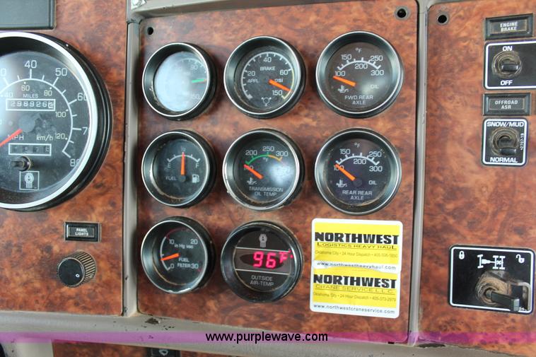 image for item H5636 2004 Kenworth T800 semi truck