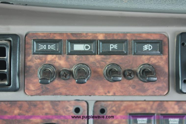 image for item H5636 2004 Kenworth T800 semi truck