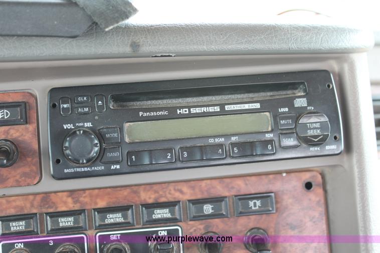 image for item H5636 2004 Kenworth T800 semi truck