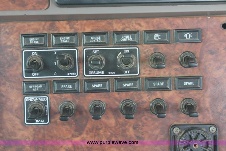 image for item H5636 2004 Kenworth T800 semi truck