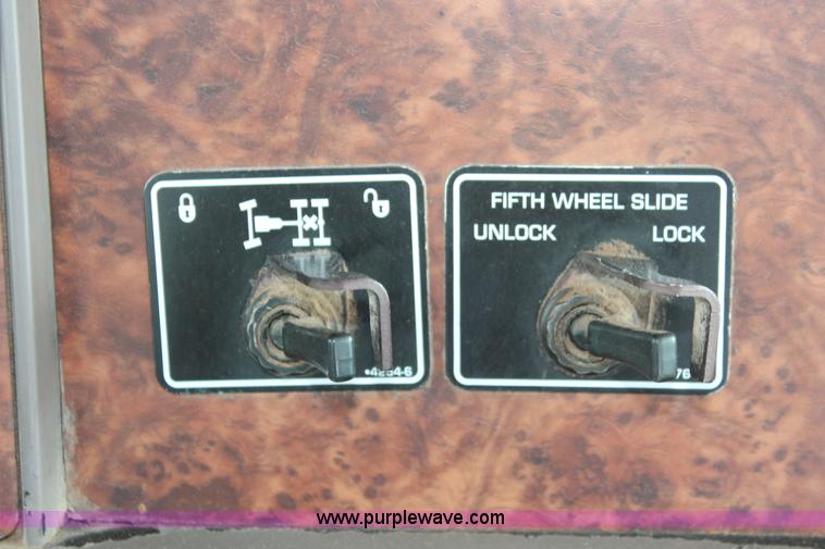 image for item H5636 2004 Kenworth T800 semi truck