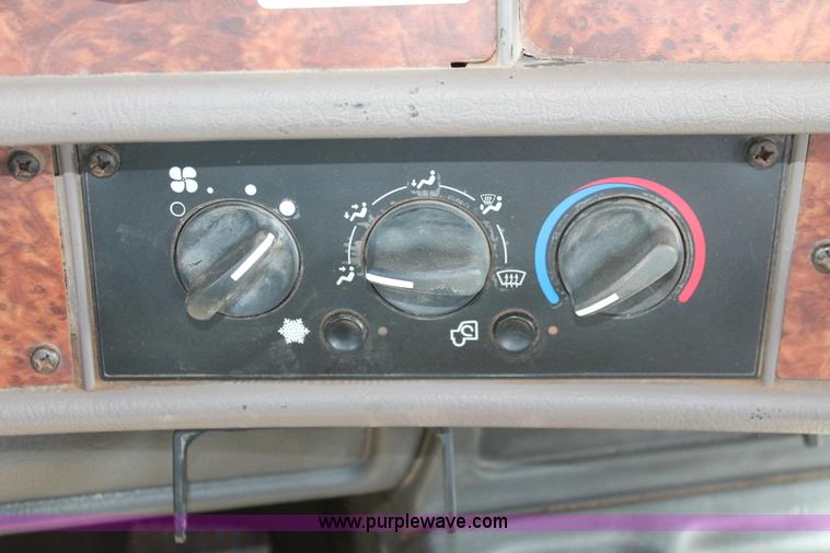 image for item H5636 2004 Kenworth T800 semi truck