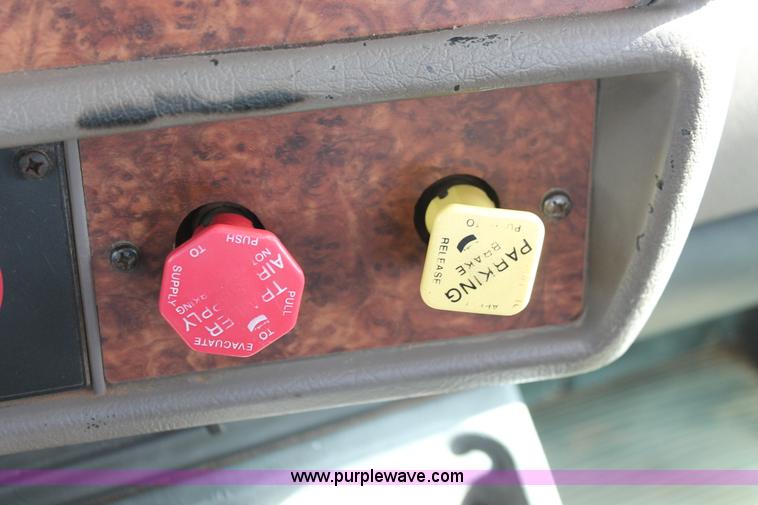 image for item H5636 2004 Kenworth T800 semi truck