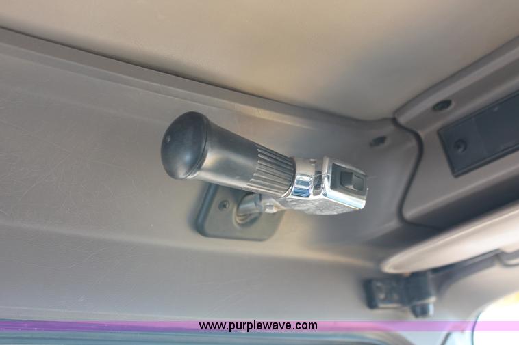 image for item H5636 2004 Kenworth T800 semi truck