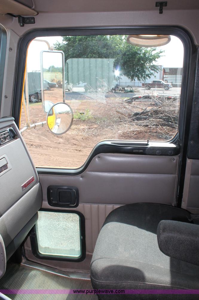 image for item H5636 2004 Kenworth T800 semi truck