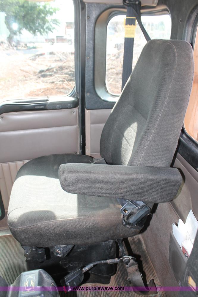 image for item H5636 2004 Kenworth T800 semi truck