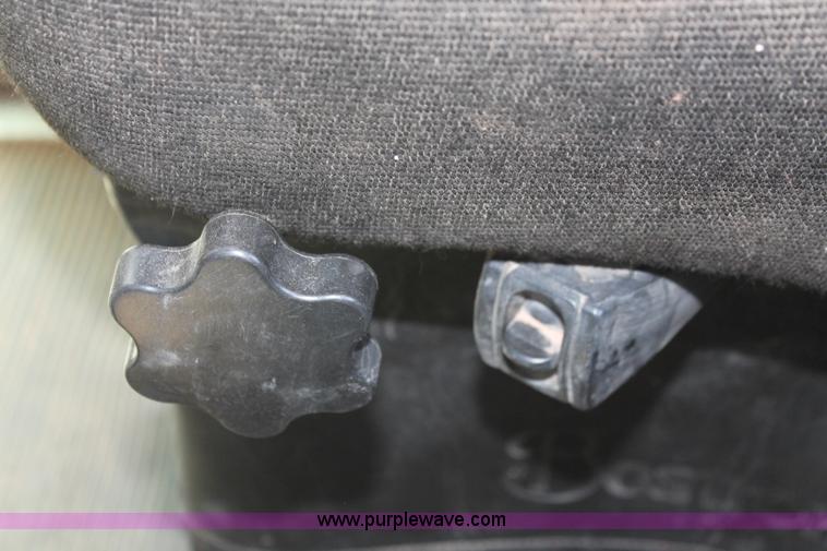 image for item H5636 2004 Kenworth T800 semi truck