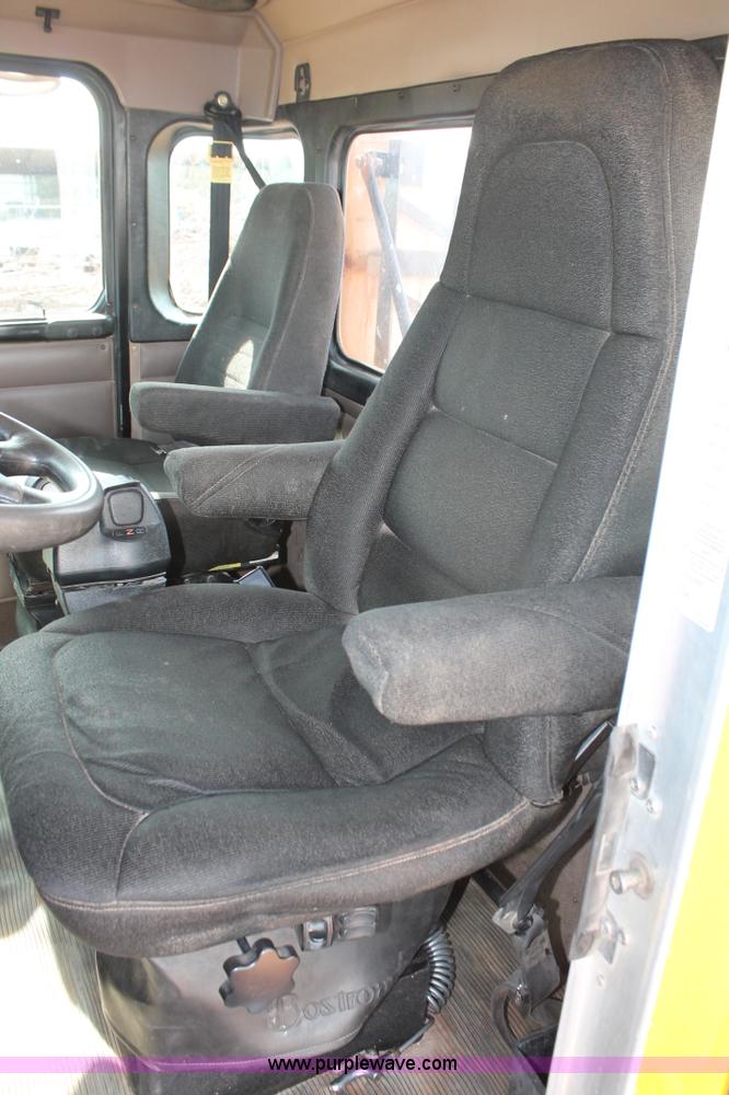 image for item H5636 2004 Kenworth T800 semi truck