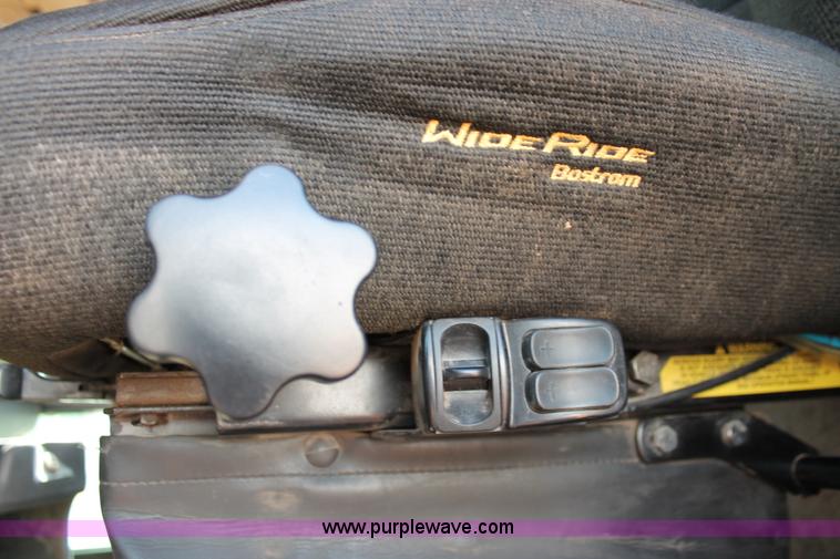 image for item H5636 2004 Kenworth T800 semi truck