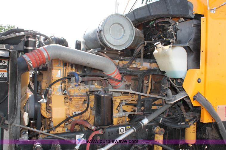 image for item H5636 2004 Kenworth T800 semi truck