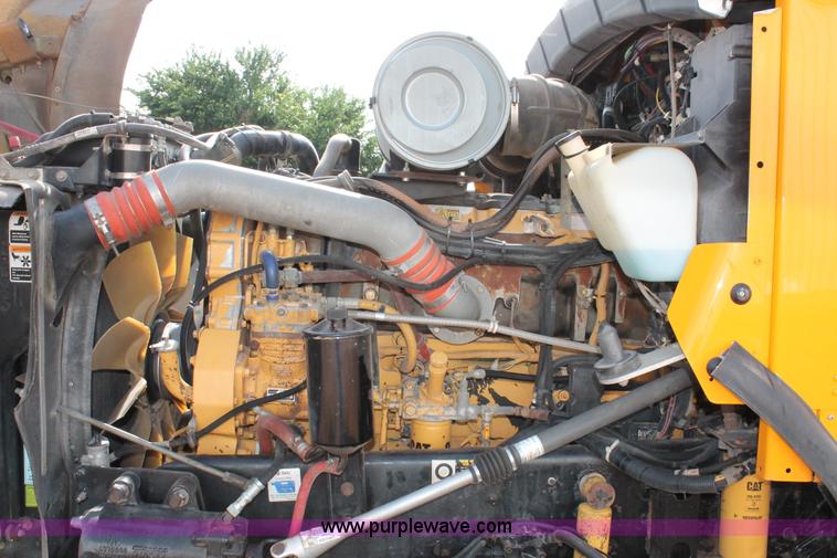 image for item H5636 2004 Kenworth T800 semi truck