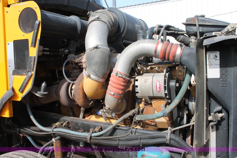 image for item H5636 2004 Kenworth T800 semi truck