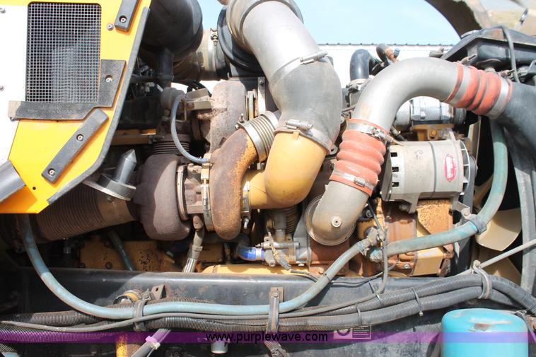 image for item H5636 2004 Kenworth T800 semi truck