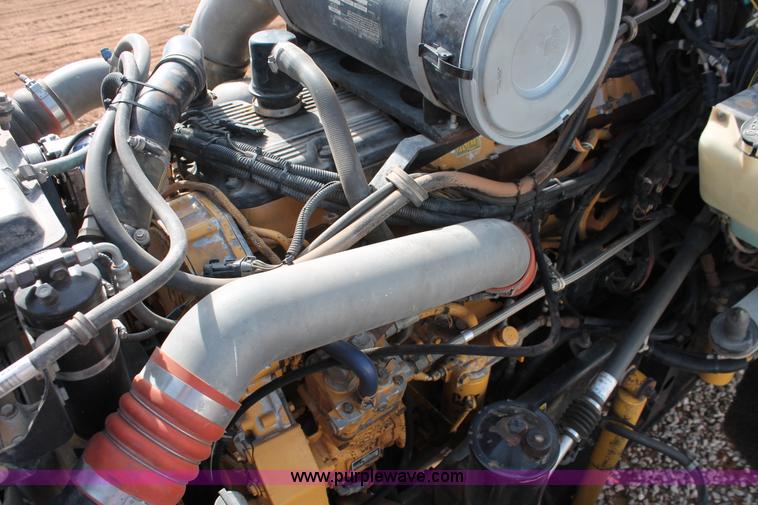 image for item H5636 2004 Kenworth T800 semi truck