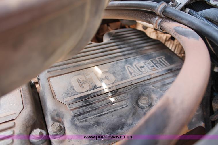 image for item H5636 2004 Kenworth T800 semi truck