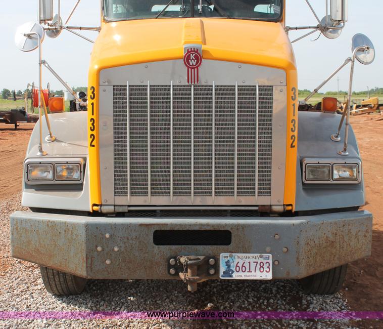 image for item H5636 2004 Kenworth T800 semi truck