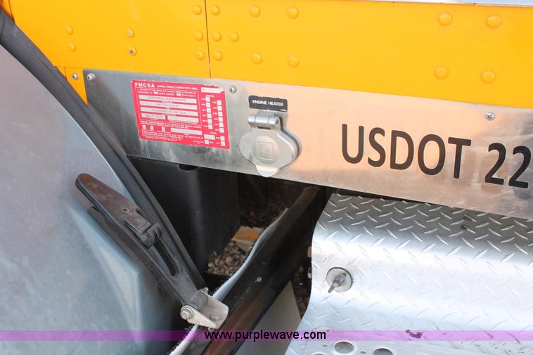 image for item H5636 2004 Kenworth T800 semi truck