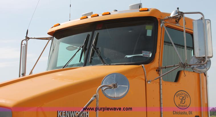 image for item H5636 2004 Kenworth T800 semi truck