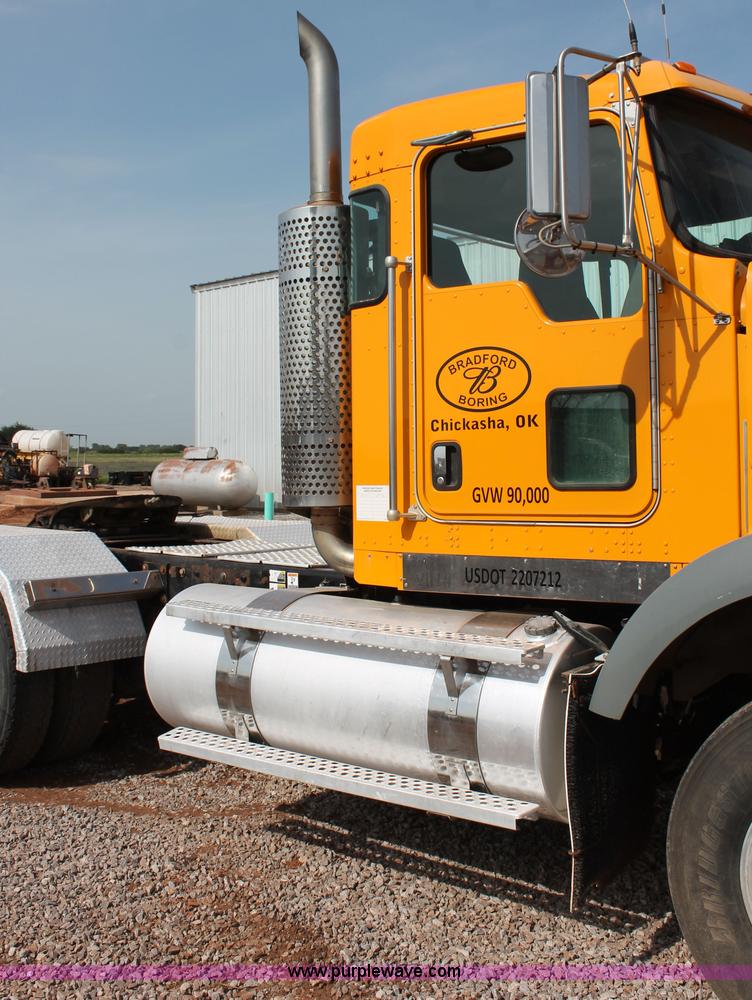 image for item H5636 2004 Kenworth T800 semi truck