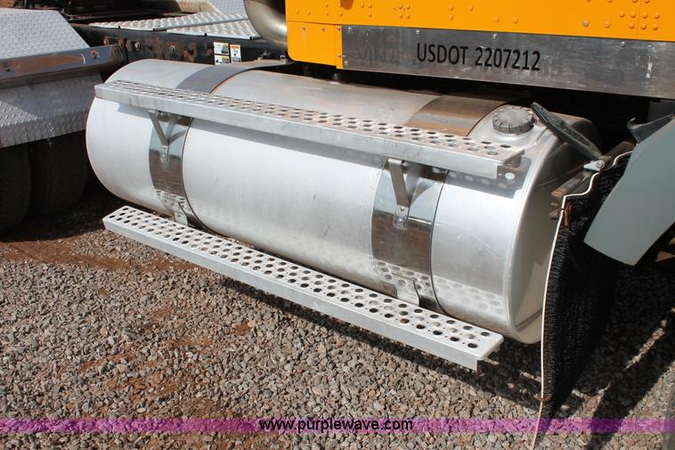 image for item H5636 2004 Kenworth T800 semi truck