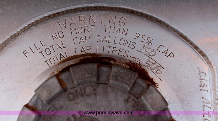 image for item H5636 2004 Kenworth T800 semi truck