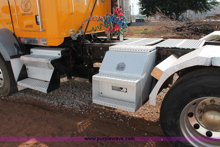 image for item H5636 2004 Kenworth T800 semi truck