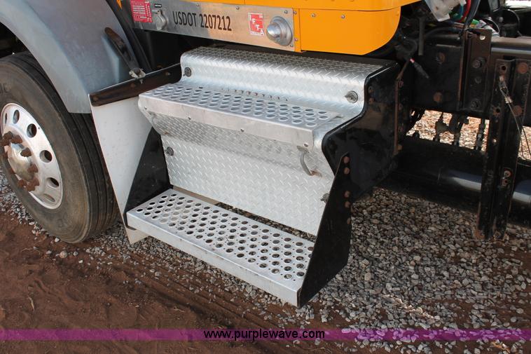 image for item H5636 2004 Kenworth T800 semi truck