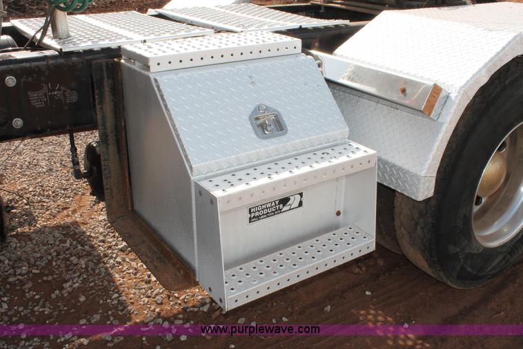 image for item H5636 2004 Kenworth T800 semi truck