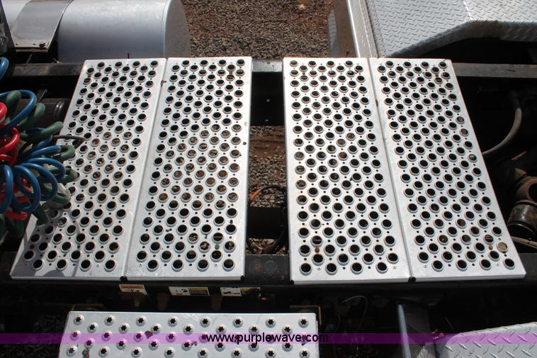 image for item H5636 2004 Kenworth T800 semi truck