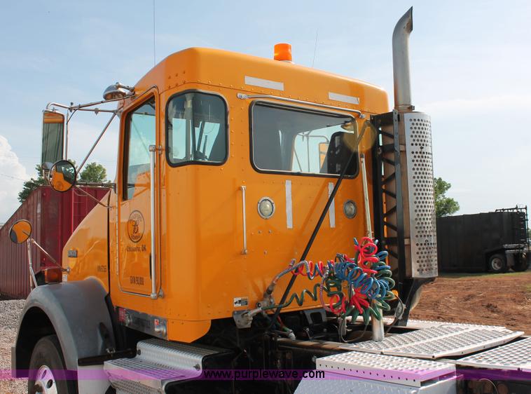 image for item H5636 2004 Kenworth T800 semi truck