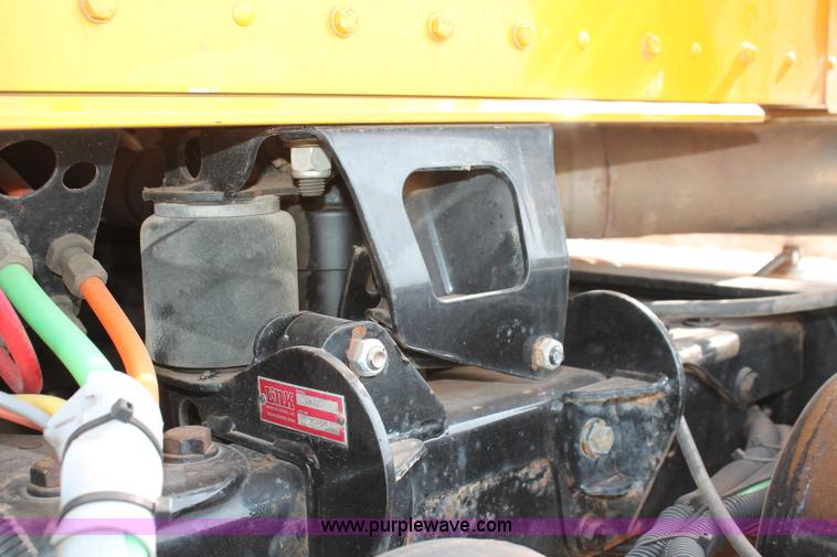 image for item H5636 2004 Kenworth T800 semi truck