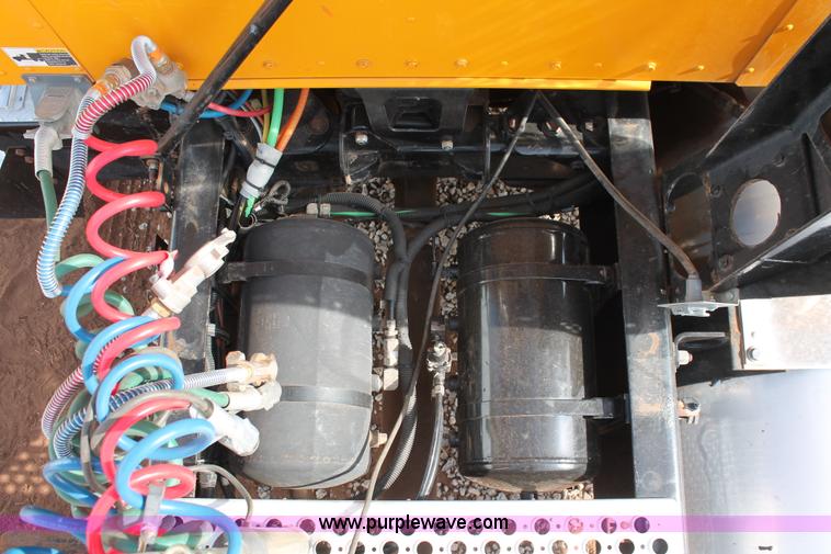 image for item H5636 2004 Kenworth T800 semi truck