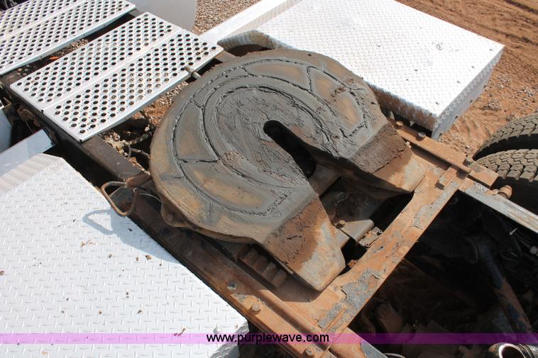 image for item H5636 2004 Kenworth T800 semi truck