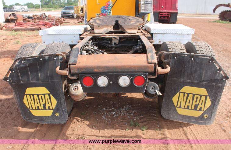 image for item H5636 2004 Kenworth T800 semi truck