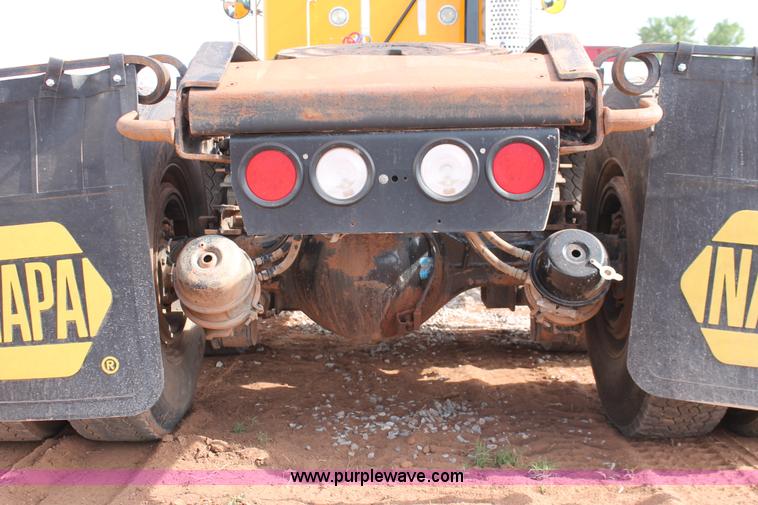 image for item H5636 2004 Kenworth T800 semi truck