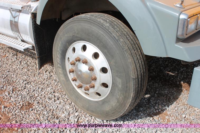 image for item H5636 2004 Kenworth T800 semi truck