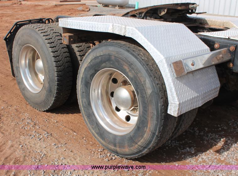 image for item H5636 2004 Kenworth T800 semi truck