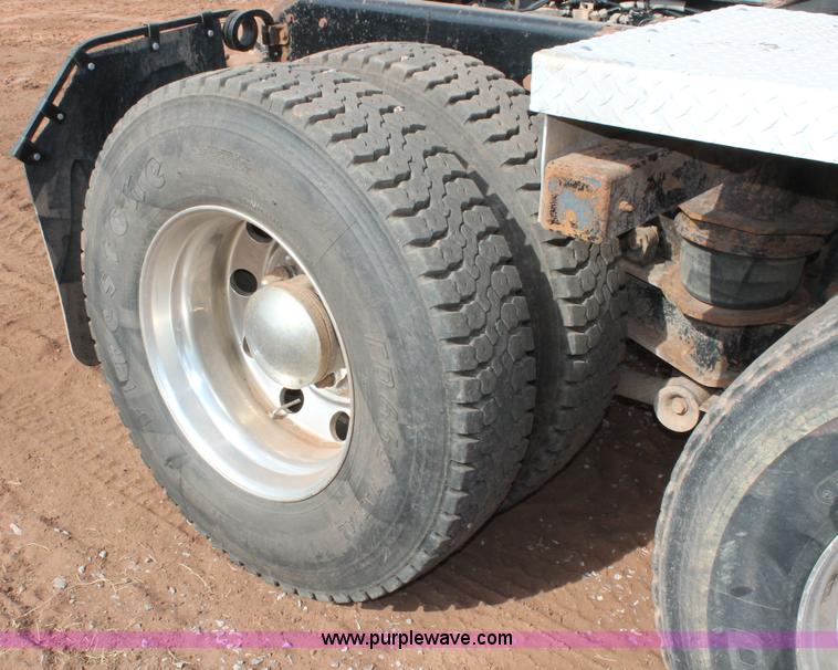 image for item H5636 2004 Kenworth T800 semi truck