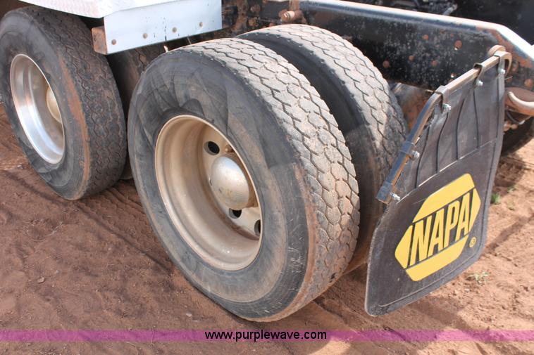 image for item H5636 2004 Kenworth T800 semi truck