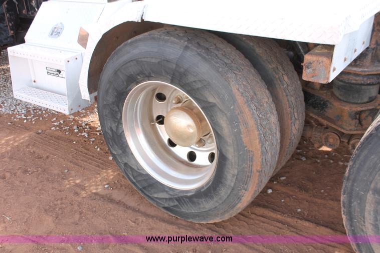 image for item H5636 2004 Kenworth T800 semi truck