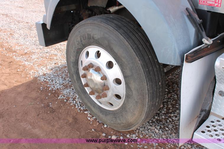 image for item H5636 2004 Kenworth T800 semi truck